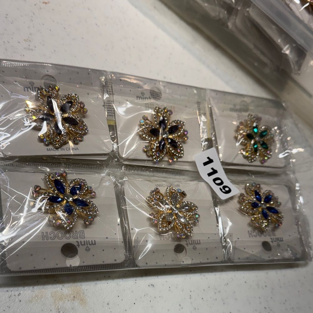 1109 NWT Brooch Price for 1 Brooch